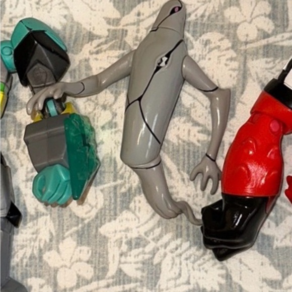 Ben 10 Bundle watch and ghostfreak - Picture 3 of 3